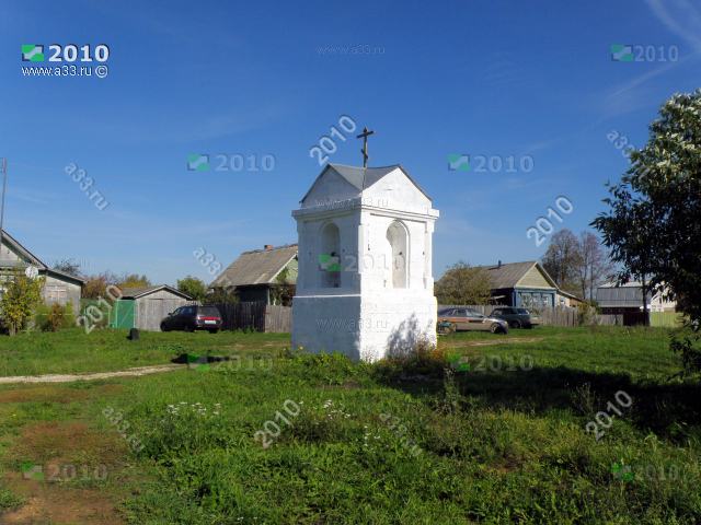 На фото 2010 года православной часовни в деревне Горожёново Ковровского района Владимирской области проглядывает, что она сложена из белого камня, известняка