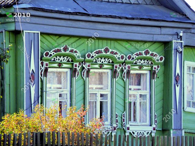Деревянные наличники окон дома 17 деревни Горожёново Ковровского района Владимирской области в 2010 году