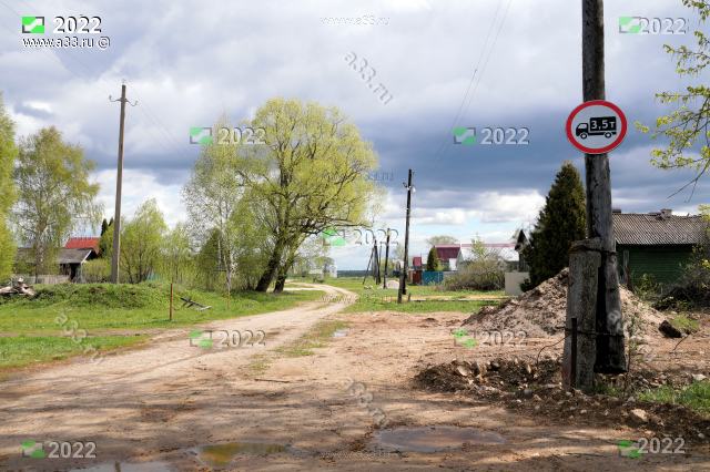 2022 В деревне Горожёново Ковровского района Владимирской области нет асфальтировки главной дороги, движение большегрузного транспорта ограничено