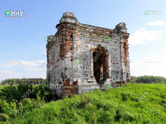 2012 Северное окно Троицкой часовни; урочище Яковлево Ковровского района Владимирской области