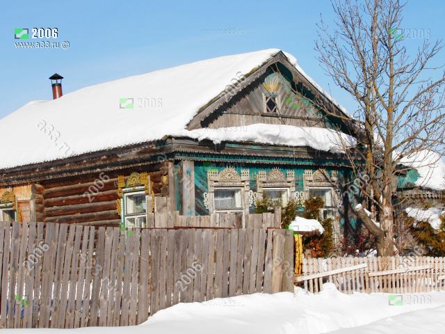 2006 Дом, украшенный деревянной резьбой в селе Великово Ковровского района Владимирской области