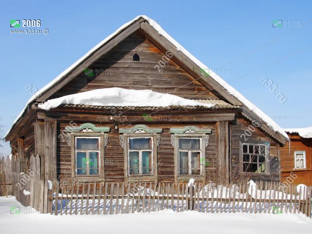 2006 Домик на три окна без номерной таблички, село Великово Ковровского района Владимирской области