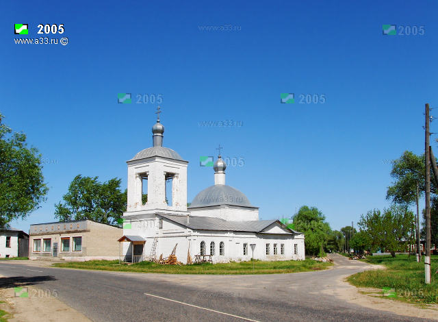 Церковь Михаила Архангела в селе Архангел Меленковского района Владимирской области находится на пересечении улиц Центральной и Совхозной