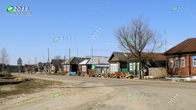 Типичная застройка в центре улицы Центральной села Архангел Меленковского района Владимирской области нечётная сторона