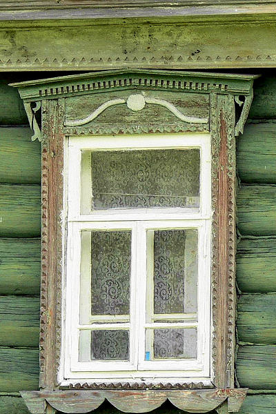 Деревянный наличник окна дома 44 по улице Центральной в селе Григорово Меленковского района Владимирской области