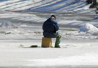 Зимняя рыбалка на запруде реки Скоморошки в деревне Кононово Меленковского района Владимирской области