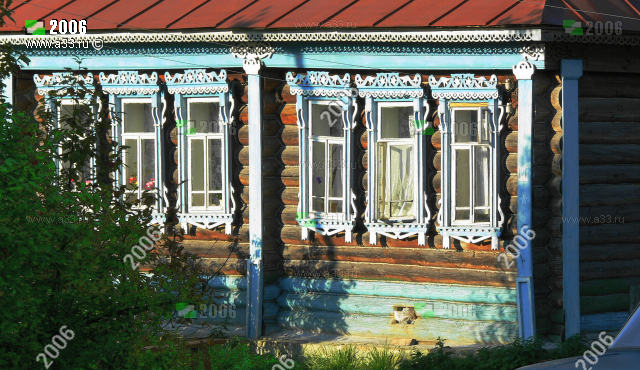 Главный фасад на шесть окон жилого дома 126 на улице Центральной в деревне Кулаки Меленковского района Владимирской области