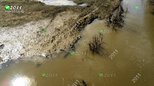 Сход паводковых вод на реке Салке оставляет глину и песок на её берегах