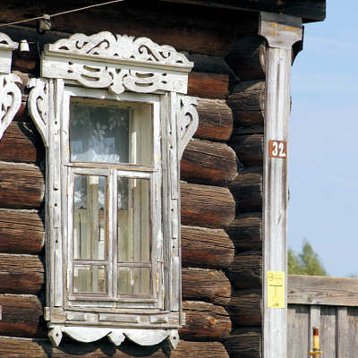 окно и адресная табличка дома 32 улица Центральная деревня Лужи Меленковского района Владимирской области