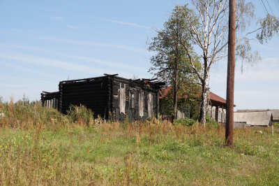 общий вид сгоревшего дома 34 на улице Центральной в деревне Лужи Меленковского района Владимирской области