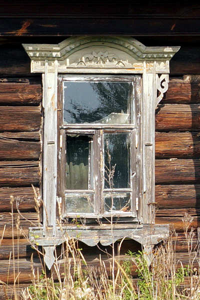 деревянный наличник окна дома 40 на улице Центральной деревня Лужи Меленковский район Владимирская область