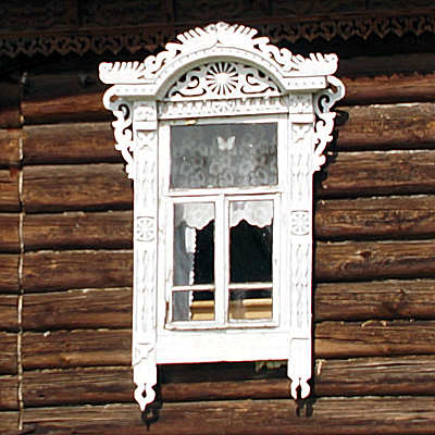 деревянный наличник окна дома 42 на улице Центральной деревня Лужи Меленковский район Владимирская область