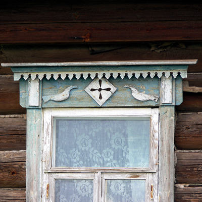 Деревянные птички на наличнике окна дома 47 по улице Центральной в деревне Окшово Меленковского района