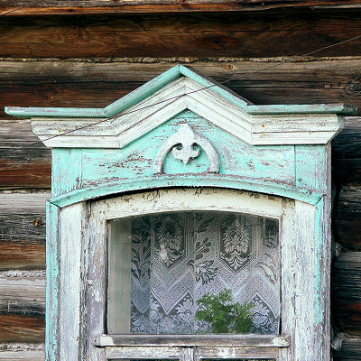 Верх деревянного наличника окна дома 74 по улице Центральной в деревне Окшово Меленковского района