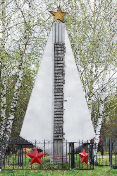 Памятник в деревне Окшово Меленковского района Владимирской области односельчанам погибшим в Великой Отечественной войне 1941 - 1945 годов