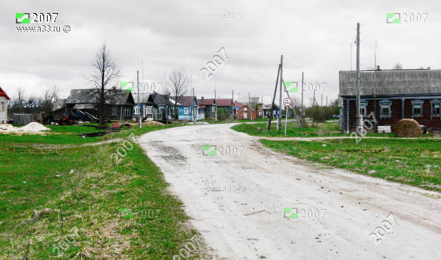 Улица Центральная в центре деревни Окшово Меленковского района Владимирской области
