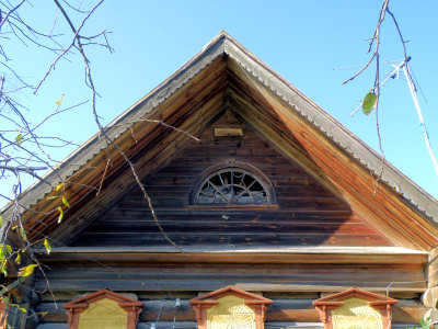 2008 фронтон деревянного дома 7 по улице Центральной в деревне Абросово Петушинского района Владимирской области
