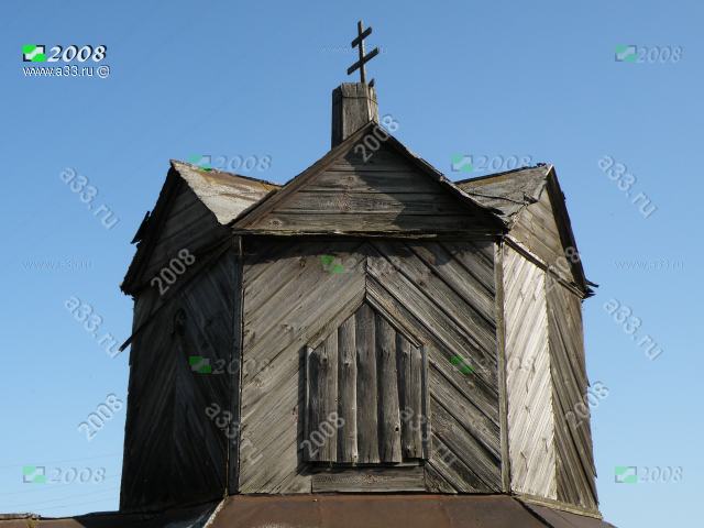 2008 Подлинный восьмерик часовни с окном, которое имеет треугольное завершение; деревня Абросово Петушинского района Владимирской области