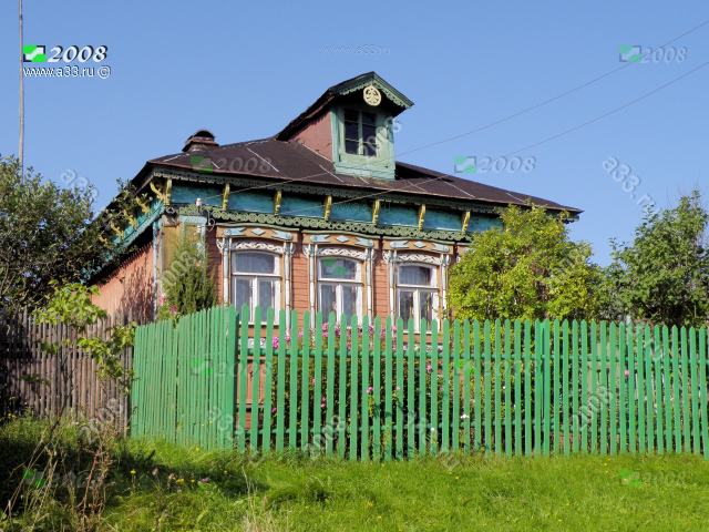 2008 Старый дом с карнизом, украшенным резными кронштейнами в деревне Абросово Петушинского района Владимирской области