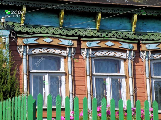 2008 Резные деревянные наличники окон старого жилого дома в деревне Абросово Петушинского района Владимирской области
