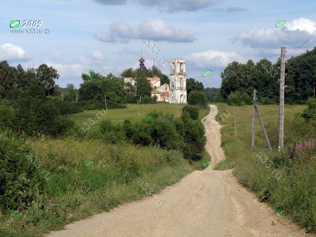 2009 Путь к церкви в селе Алексино Петушинского района Владимирской области лежит через низкую пойму реки Погорельца