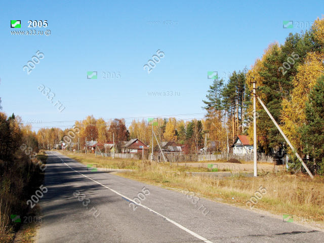 2005 Главная улица деревни Елисейково, она же проезжая трасса на север Петушинского района, Владимирская область