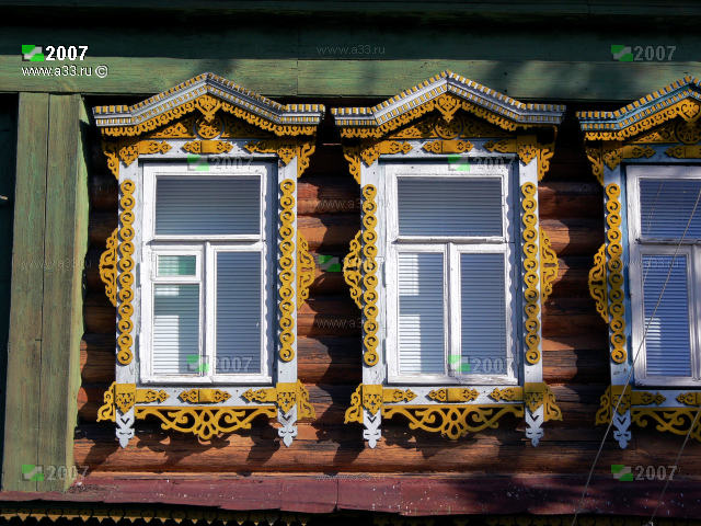 2007 деревянные наличники окон второго этажа дома 29 на улице Центральной в деревне Головино Петушинского района Владимирской области