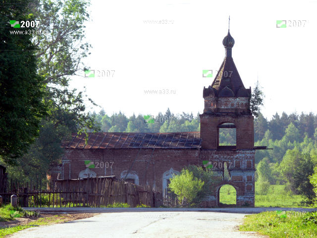 2007 Вид на церковь с главной улицы деревни Головино Петушинского района Владимирской области