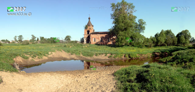 2007 Старая Троицкая церковь на реке Вольга в деревне Головино не действует. Петушинский район Владимирская область