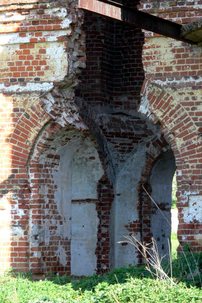 утраты в кладке стен колокольни Троицкой церкви в Головино Петушинского района Владимирской области