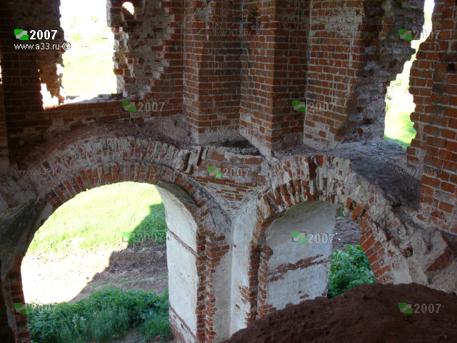 2007 Руинированный интерьер колокольни с утратами перекрытий в Троицкой церкви в Головино Петушинского района Владимирской области