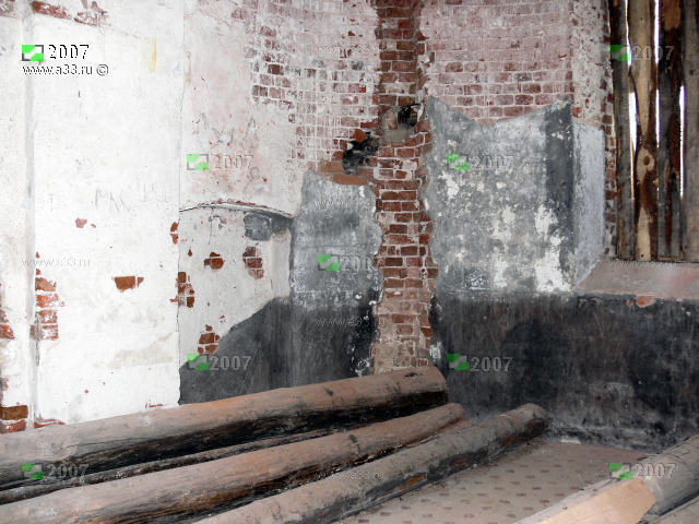 2007 Вскрытый вандалами калориферный канал в стене в интерьере Троицкой церкви в Головино Петушинского района Владимирской области