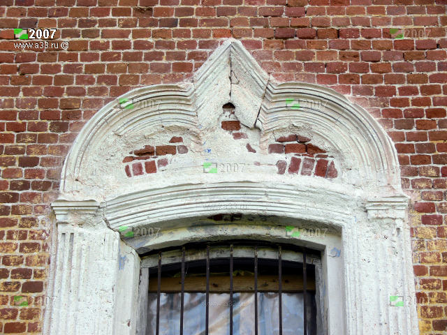 2007 Фрагмент наличника окна альфрейной работы на Троицкой церкви деревни Головино Петушинского района Владимирской области