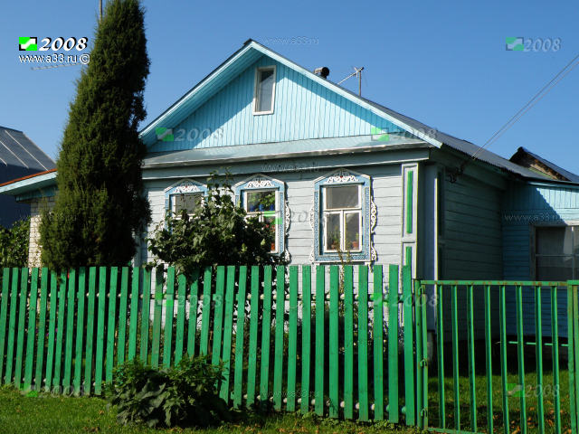2008 Дом на три окна с зелёным палисадом, деревня Головино Петушинского района Владимирской области