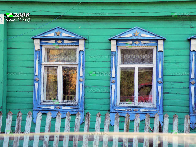 2008 деревянные наличники окон дома 38 по улице Центральной в деревне Головино Петушинского района Владимирской области