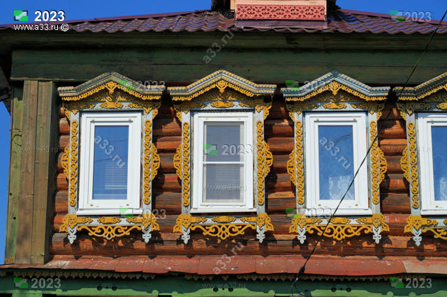 2023 деревянные наличники окон второго этажа дома 29 на улице Центральной в деревне Головино Петушинского района Владимирской области