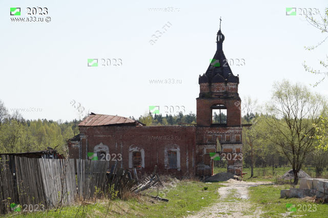 2023 Вид на церковь с главной улицы деревни Головино Петушинского района Владимирской области