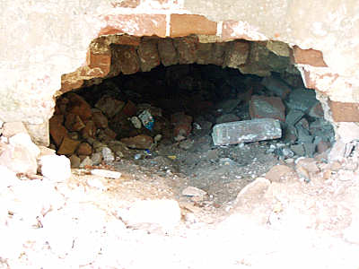 2005 подземный ход снаружи церкви; Караваево Петушинского района Владимирской области
