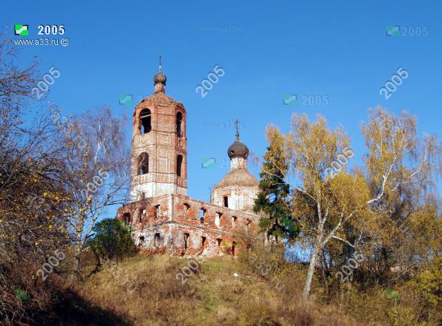 2005 Успенская церковь и дом причта, вид от реки Пекша; Караваево Петушинского района Владимирской области