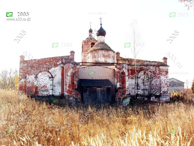 2005 Вид с востока на церковь Петра и Павла, приспособленную при советах под склад; Караваево Петушинского района Владимирской области