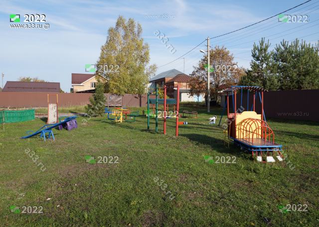 2022 Детская площадка возле автобусной остановки и часовни в деревне Кибирево Петушинского района Владимирской области