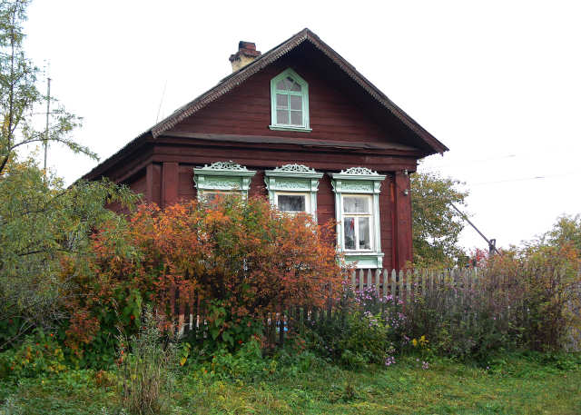 2007 Типичный жилой дом на три окна в старой застройке деревни Красный Луч Петушинского района Владимирской области