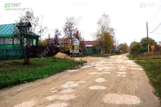 Ремонт ям засыпкой щебня на главной улице деревни Старое Аннино Петушинского района Владимирской области