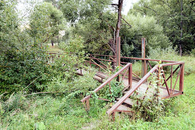 консольный заход на мост для удобства подхода вдоль берега; посёлок Труд Петушинского района Владимирской области