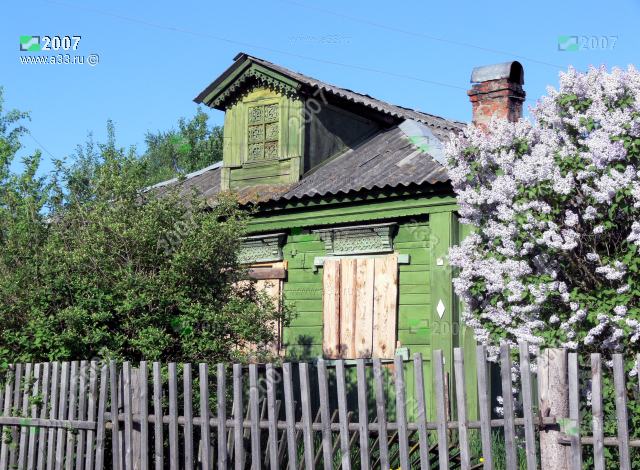 2007 Зелёный домик с забитыми досками окнами; деревня Вялово Петушинского района Владимирской области