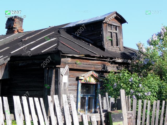 2007 Старый дом с цветными окнами; деревня Вялово Петушинского района Владимирской области