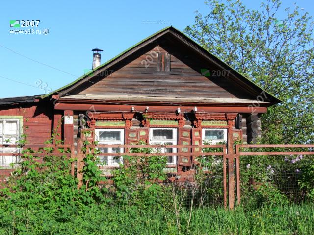 2007 Домик на три окна, крашеный железным суриком; деревня Вялово Петушинского района Владимирской области