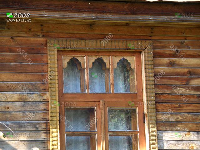 2008 Деревянное окно с фрамугой в мавританском стиле; деревня Вялово Петушинского района Владимирской области