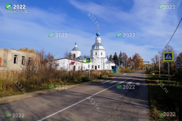 2022 Церковь и магазин на главной улице в деревне Воспушка Петушинского района Владимирской области