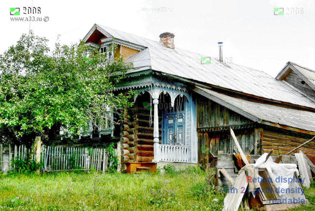 Жилой дом с крылечком в местном вкусе в деревне Алешково Селивановского района Владимирской области